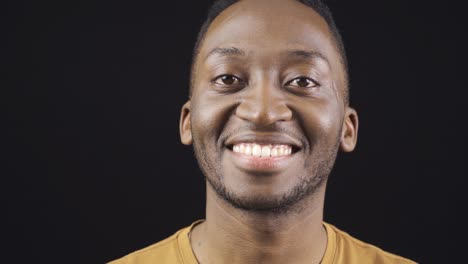 Nahaufnahmeporträt-Eines-Lächelnden,-Freundlichen-Afrikanischen-Jungen-Mannes.